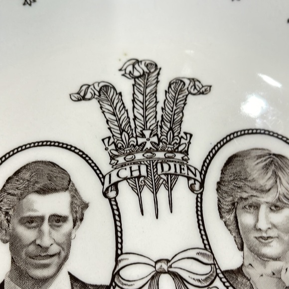 Royal Commemorative Plate - Picture 7 of 10